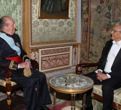 Don Juan Carlos tras la entrega de la credencial, conversa con el embajador de Cabo Verde, Mario Ferreira lopez Camoes